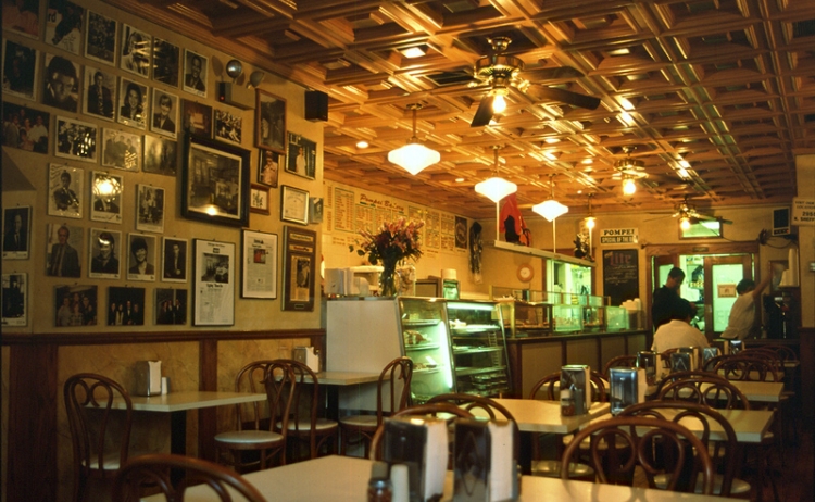 Photo:1909年開店。シカゴ・テイラー通りにあるピザの名店。店内を有名なイタリア系アメリカ人の写真が席巻している。